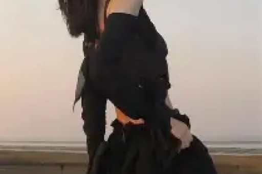 曝网红猴哥新恋情！轻抚对方背部颜值身材不输前妻何钰欣